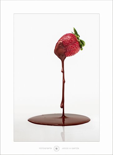 Сладкое равновесие: клубника в шоколаде. Как фотографировать еду.